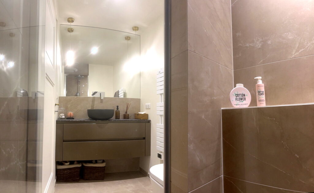 Bathroom with Large Shower on First Floor - Domaine Les Cedres du Leman