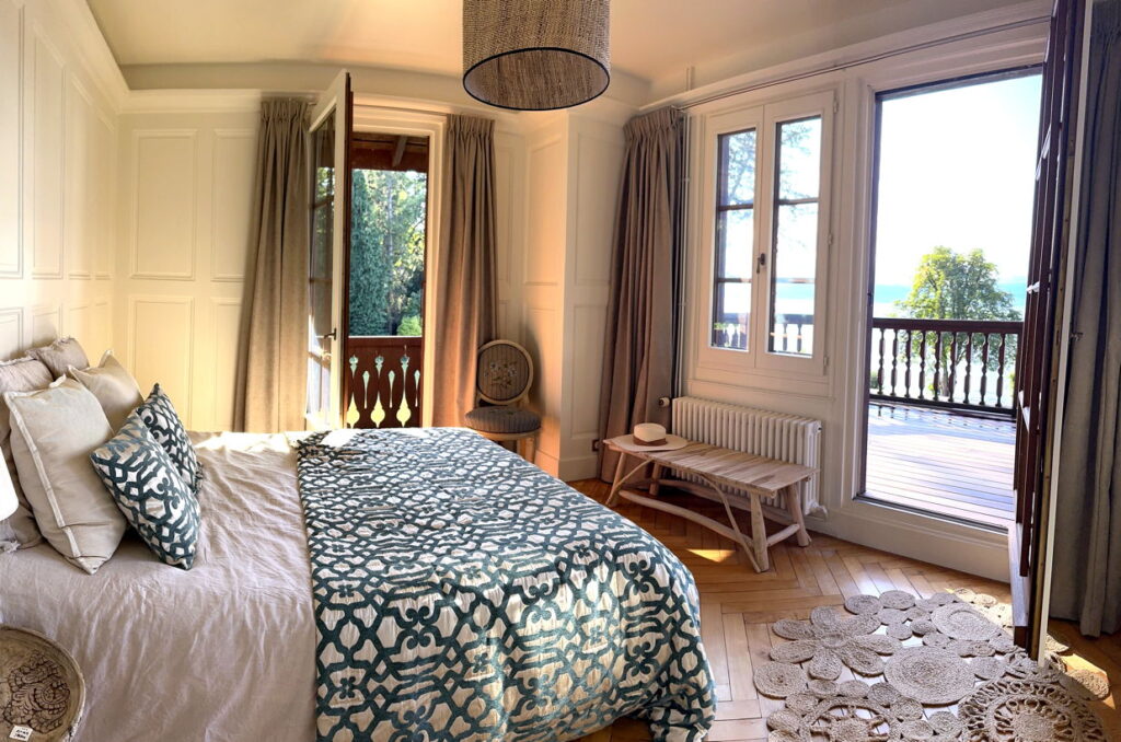 Bedroom 2 with View on Lake Geneva - Domaine Les Cedres du Leman