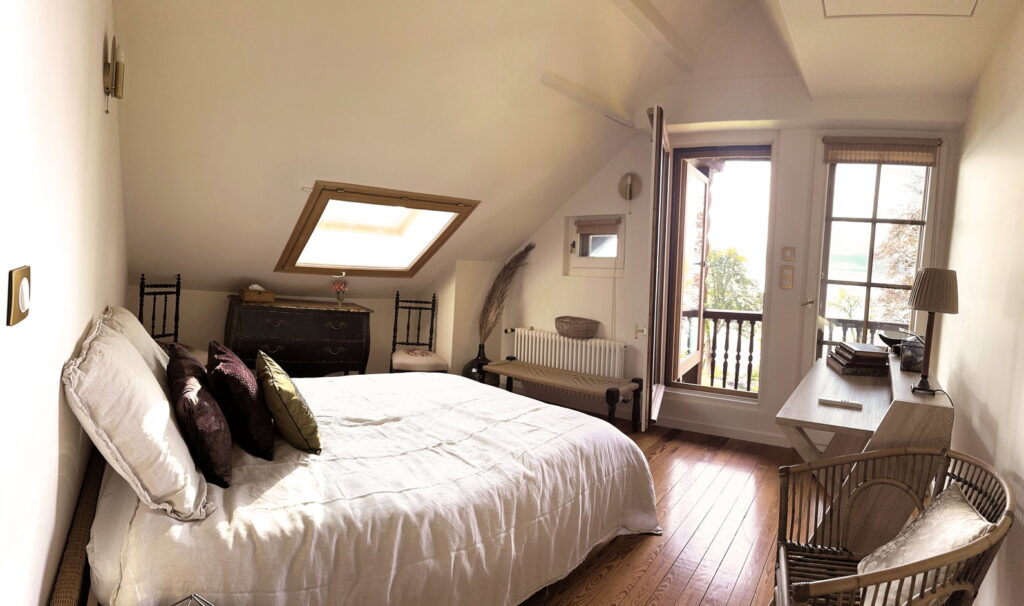Bedroom 5 with View on Lake Geneva - Domaine Les Cedres du Leman