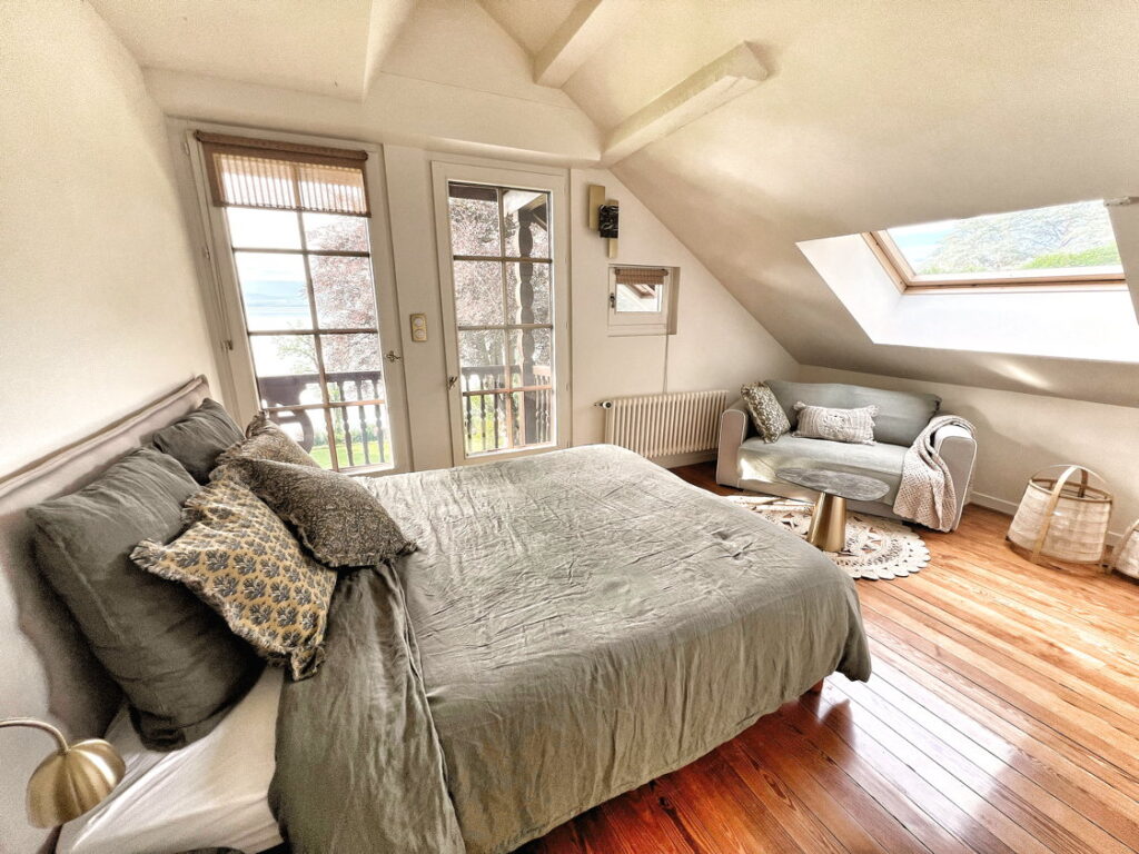 Bedroom 6 with View on Lake Geneva - Domaine Les Cedres du Leman