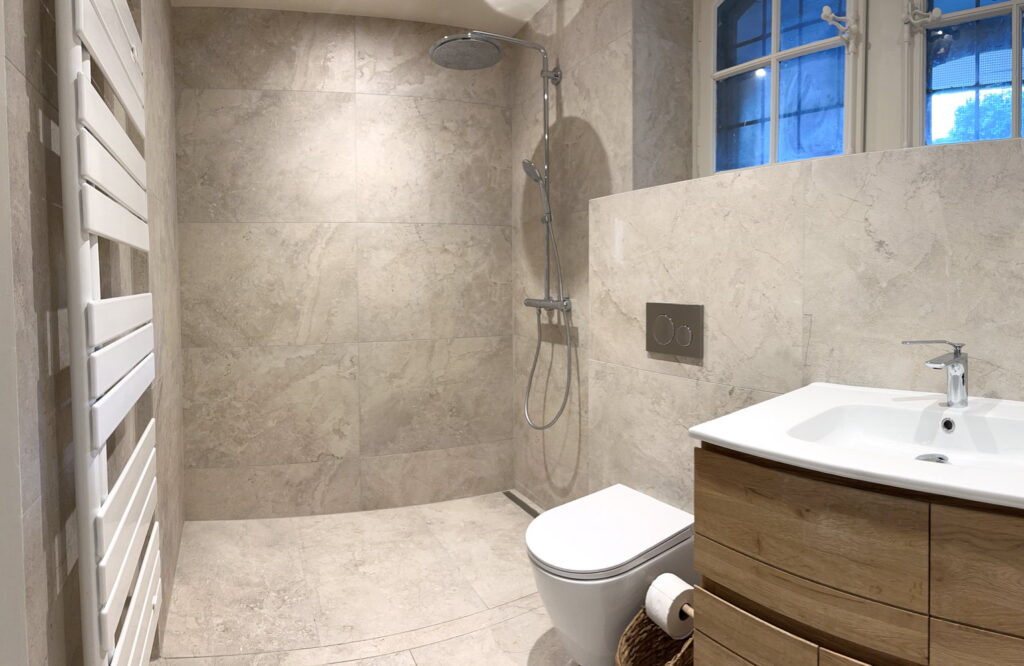 Garden Level Bathroom - Domaine Les Cedres du Leman