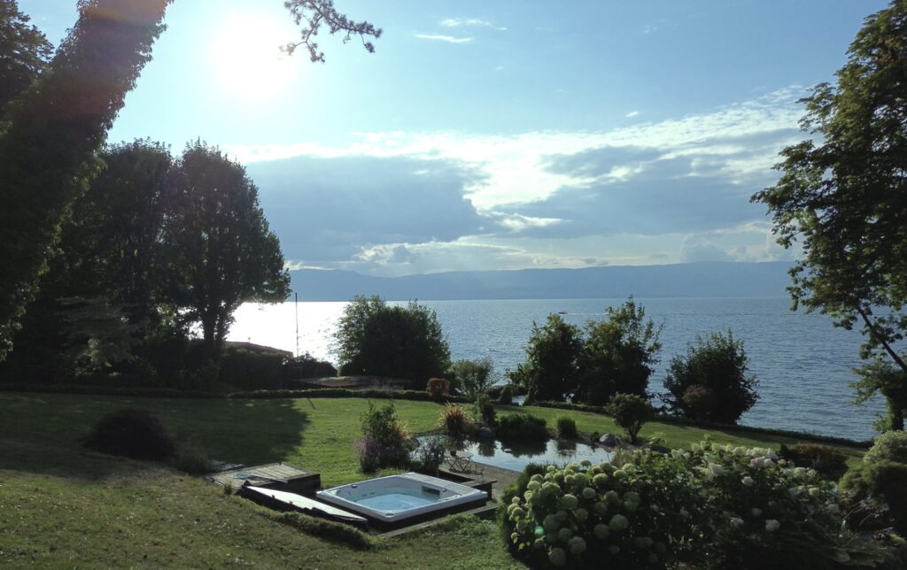 Lakeside jacuzzi with panoramic view of Lake Geneva – Domaine Les Cedres du Leman