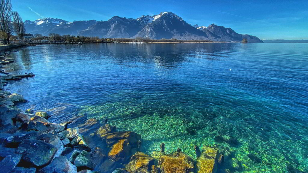 Lake and Mountains - Copyright Sophie PLICHON