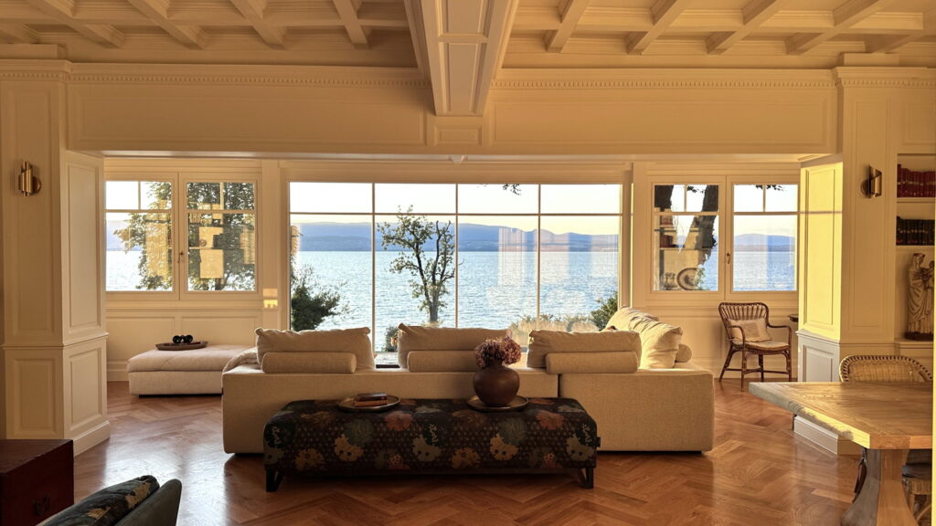 Light Filled Living room with Lake Geneva view - Domaine Les Cedres du Leman