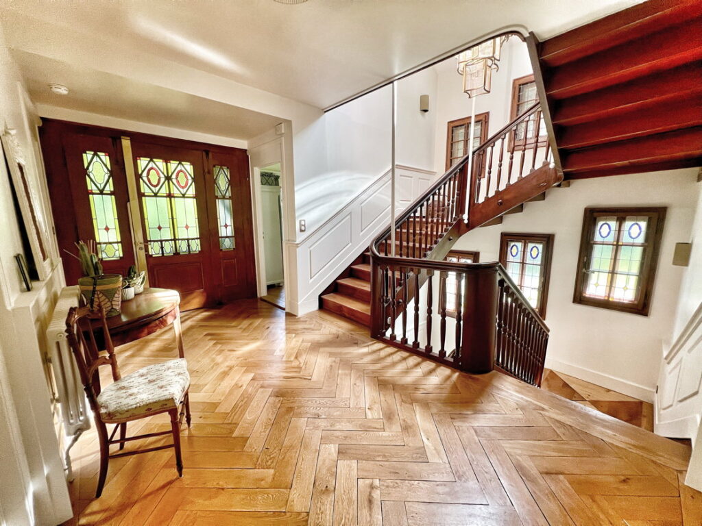 Light Filled Upper Hall with Stained Glass - Domaine Les Cedres du Leman