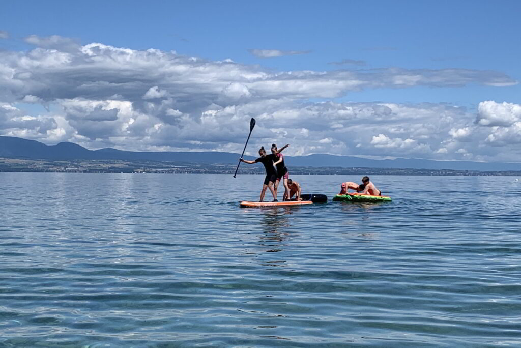 Teenagers having fun on Lake Geneva - Domaine Les Cedres du Leman